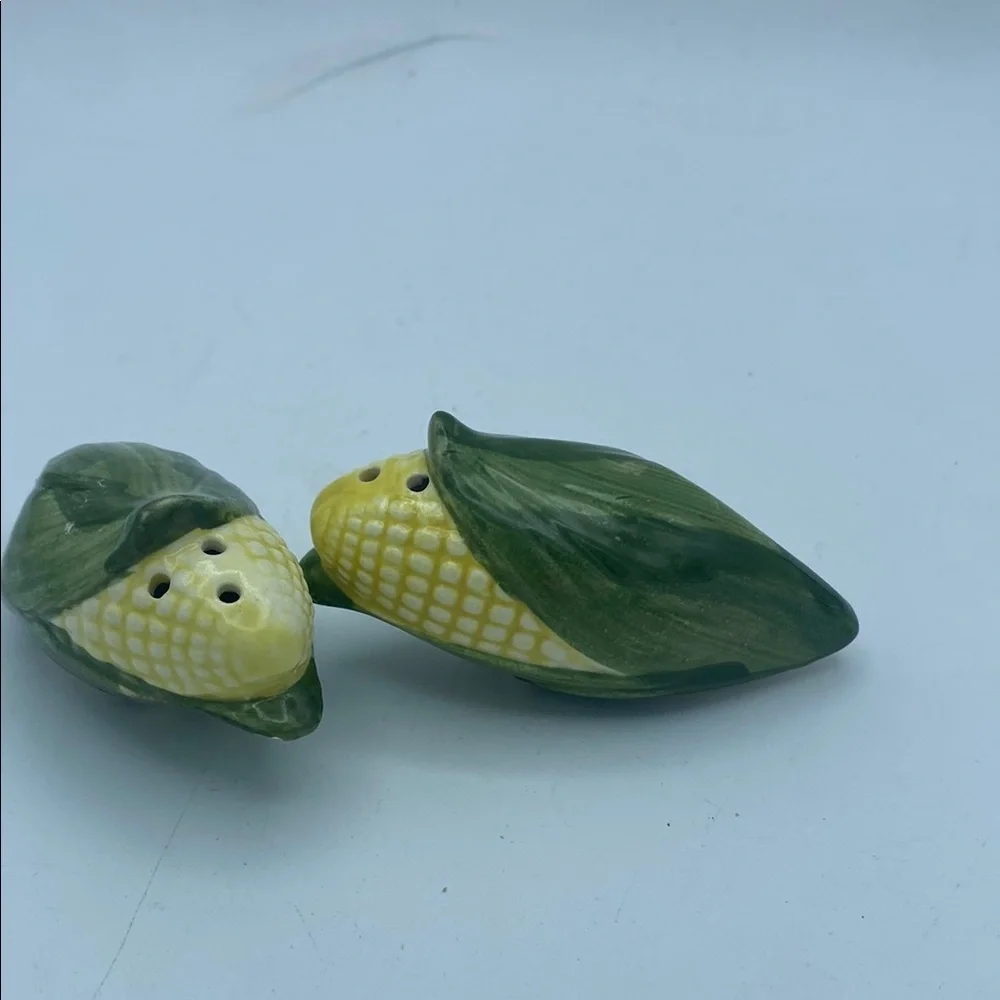 VTG Corn on the Cob Shaped Salt and Pepper Shakers ceramic